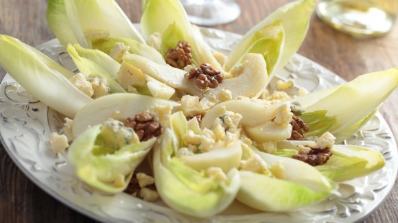 Witlof with pear, blue cheese and walnuts
