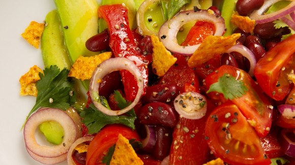 Salade de tomates aux poivrons, haricots rouges et avocats