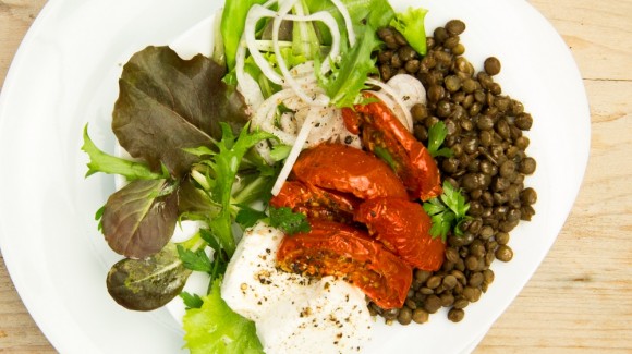 Salade de lentilles avec des tomates séchées et du chèvre