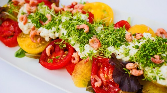 Salade met tuinkers, ricotta, garnalen en tomaat