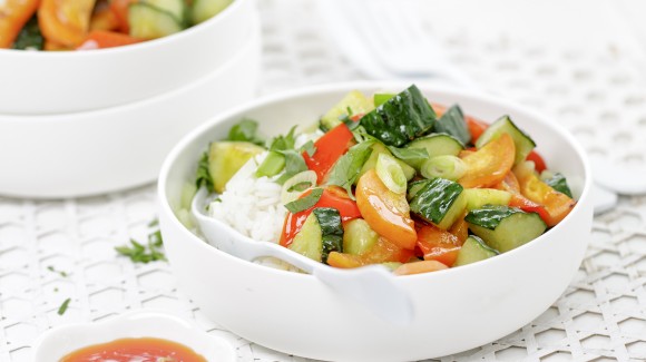 Vegetarisch wokgerecht met komkommer, wortel en lente-ui