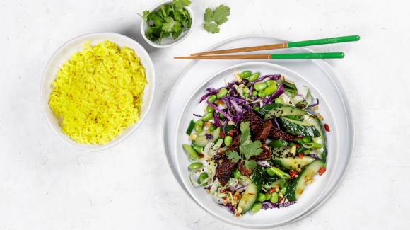 Stir-fry with cucumber, marinated tempeh, pointed cabbage and red cabbage