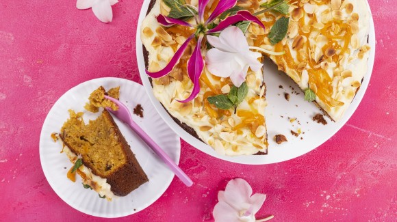 Möhrenkuchen mit kandiertem Paprika und Mandeln