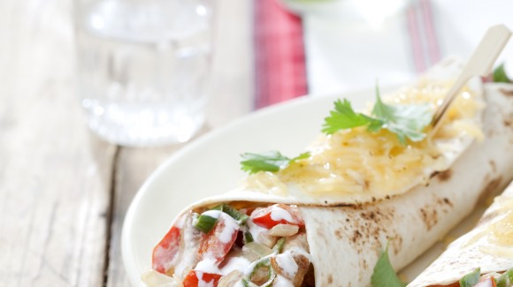 Rollito de ensalada con pepino, tomate y carne asada 