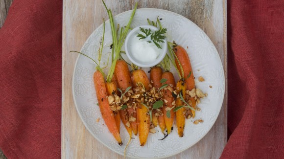 Zanahorias baby salteadas con crunchy de macadamia Zanahorias baby salteadas con crunchy de macadamia
