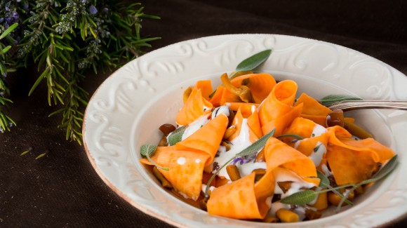 Parpadelle de boniato con setas y salsa de  gorgonzola