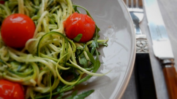 Easy zucchini noodles with pesto & grilled tomatoes
