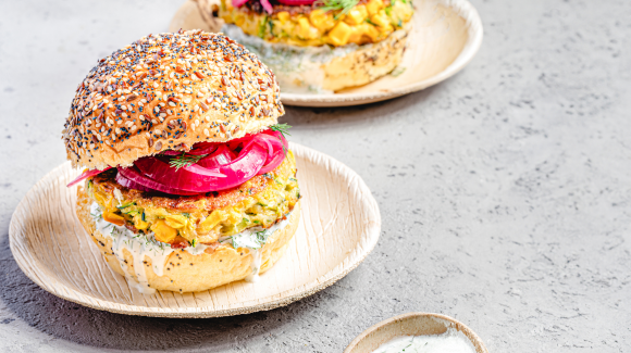 Courgetteburger met dillesaus en zoetzure rode ui